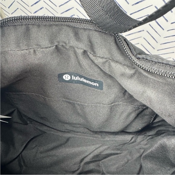NWT Lululemon Inspired Black Shoulder bag 4L - Picture 4 of 5